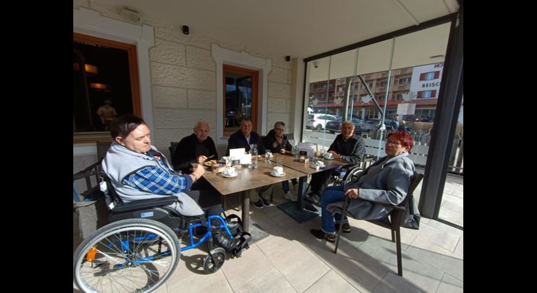 Die Gruppe bei Kaffee und Kuchen in einem Cafè