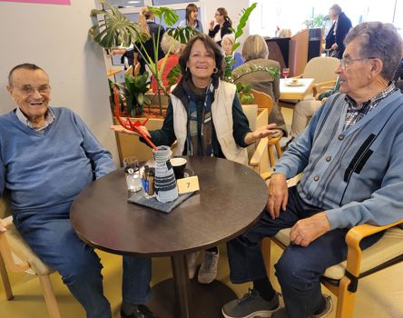 Martha Stocker mit zwei Senioren