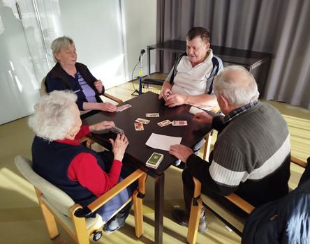 Zwei Frauen und zwei Männer beim Watten