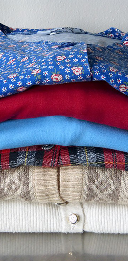 Ein Stapel frisch gewaschener und gebügelter Oberteile