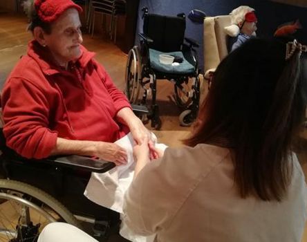 Una donna riceve una manicure