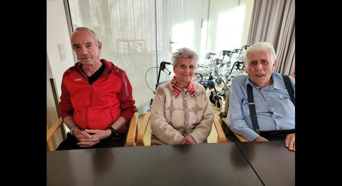 Drei gespannte Bewohner