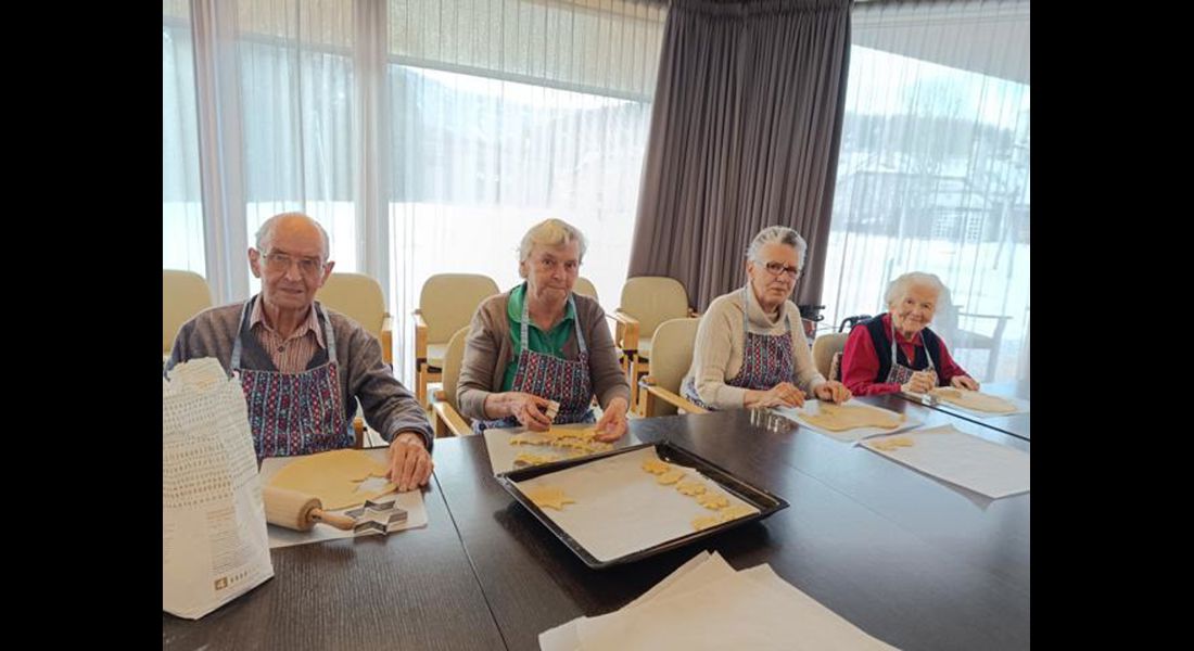 Vier Bewohner stechen Kekse aus