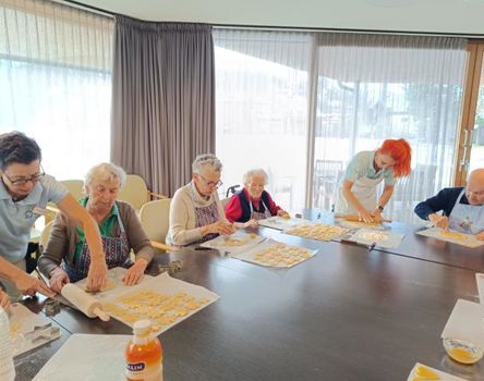 Das Personal hilft den Bewohnern beim Kekse backen