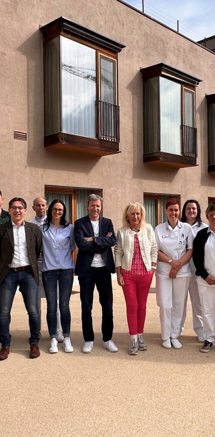 Das Führungsteam vor dem Wohn- und Pflegeheim Bruneck