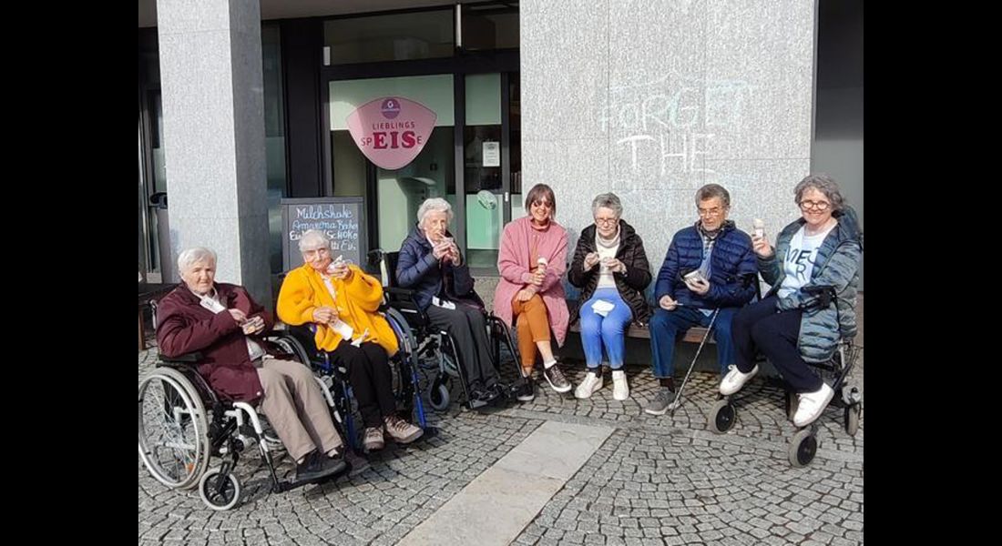 Die Gruppe beim Eisessen