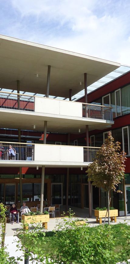 Bewohner auf dem Balkon und der Terrasse des Wohn- und Pflegeheims Olang