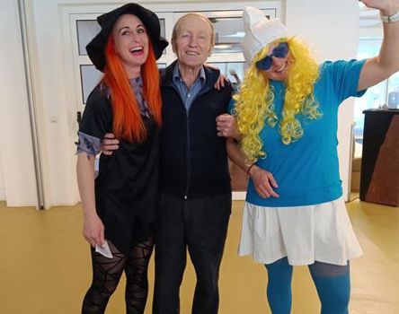 Zwei verkleidete Frauen und ein Bewohner