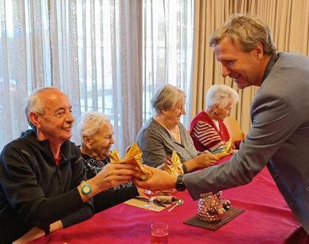 Die Gäste freuen sich über die Geschenke