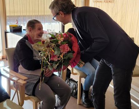 Frau Berger erhält Blumen