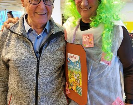 Ein Bewohner ohne Verkleidung und eine Frau mit