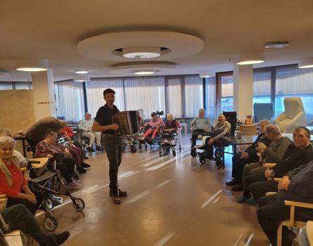 Ein Ziehharmonikaspieler sorgt für Unterhaltung