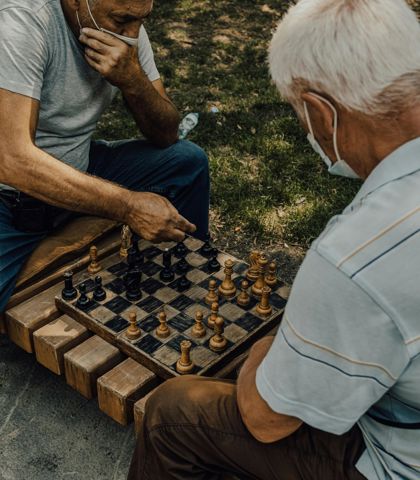 Due uomini anziani giocano a scacchi