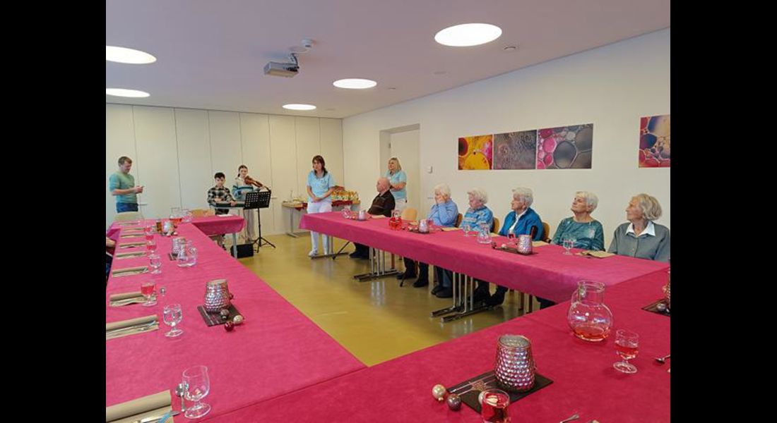 Kinder machen Musik für die Gäste