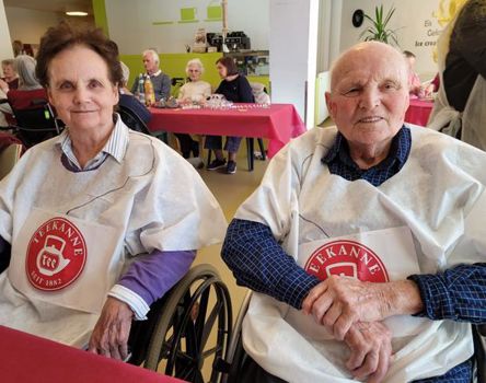 Zwei Bewohner im Rollstuhl, die sich als Teebeutel verkleidet haben