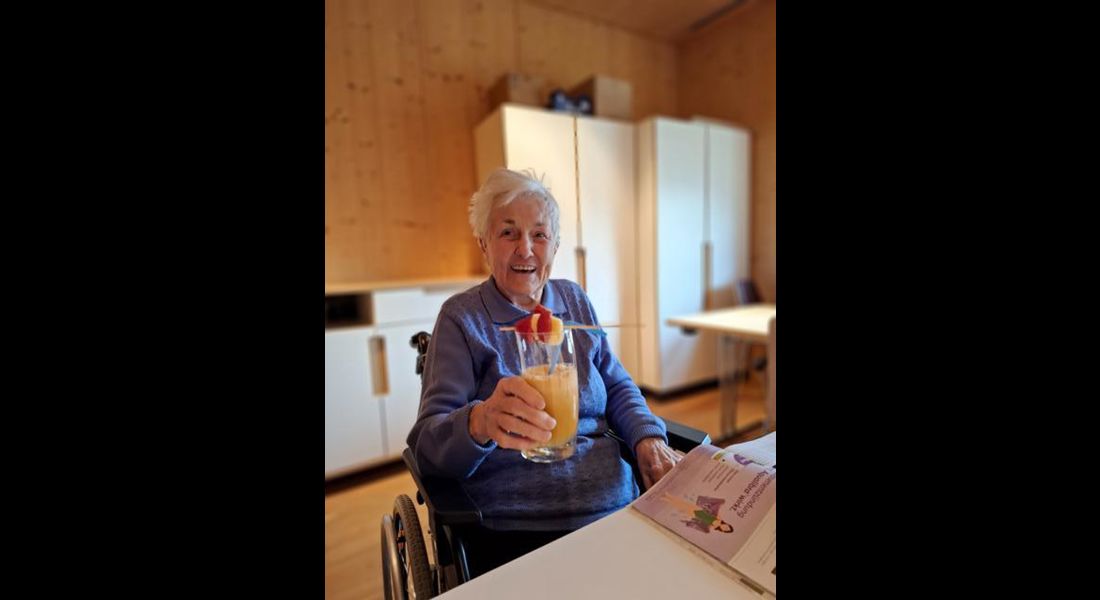 Eine Frau mit einem fruchtigen Cocktail