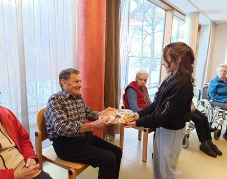 Die Jungschützen übergeben einen Teller mit Weihnachtskeksen