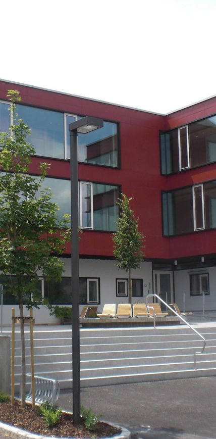 Das Wohn- und Pflegeheim Olang vom Parkplatz aus gesehen