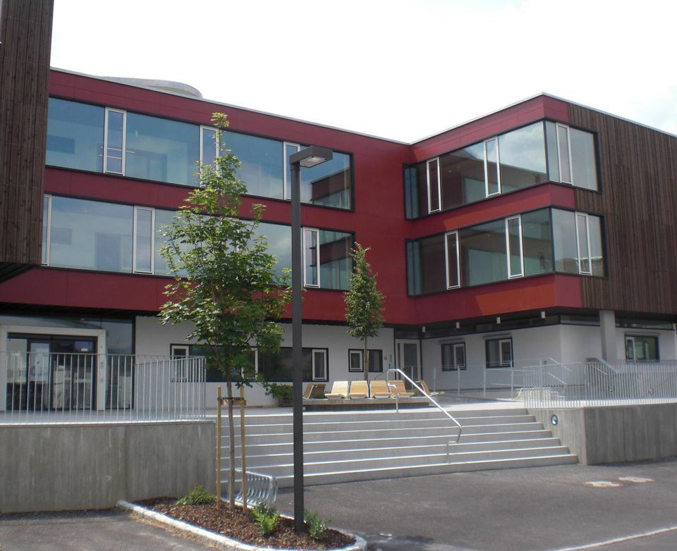 Das Wohn- und Pflegeheim Olang vom Parkplatz aus gesehen