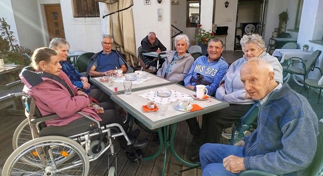 Die Teilnehmenden bei Kaffee und Kuchen in einer Bar
