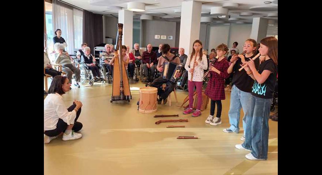 Kinder spielen ein Lied
