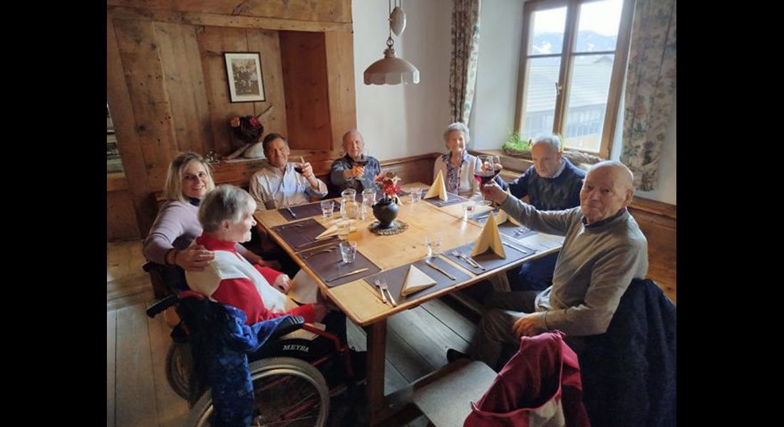 Il gruppo seduto al tavolo di un ristorante