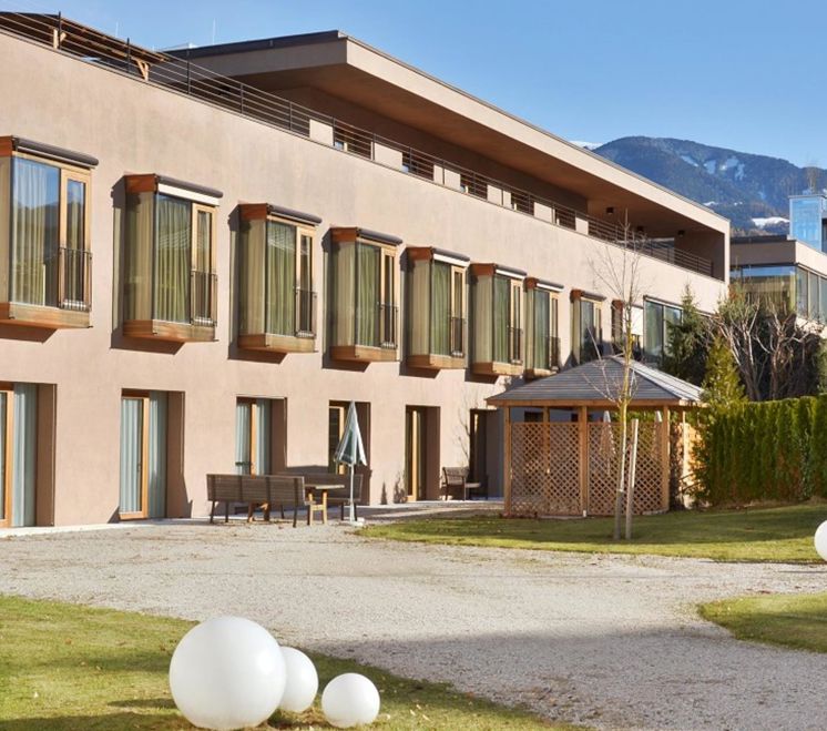 Il centro residenziale di cura a Brunico visto dall'esterno