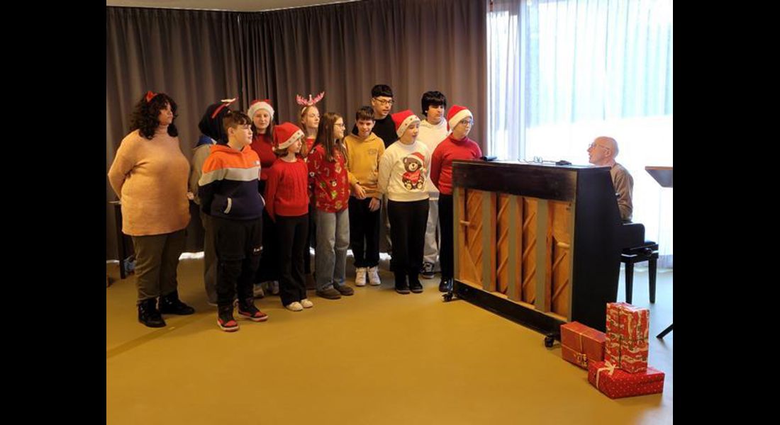 Ein Chor aus Kindern singt