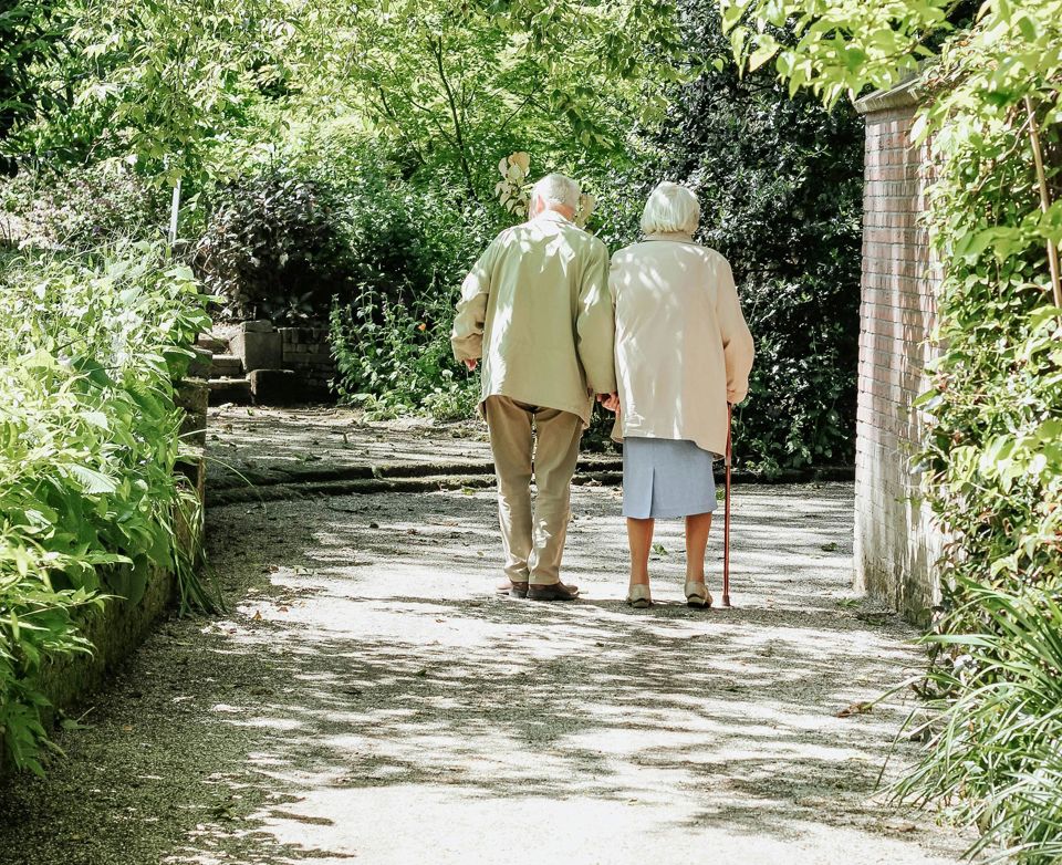 Zwei Bewohner alleine bei einem Spaziergang