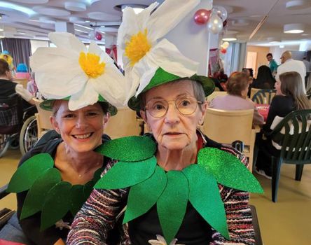 Zwei Frauen, die sich als Blumen verkleidet haben