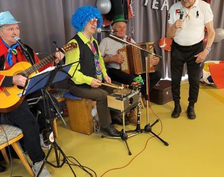 Die Bewohner musizieren