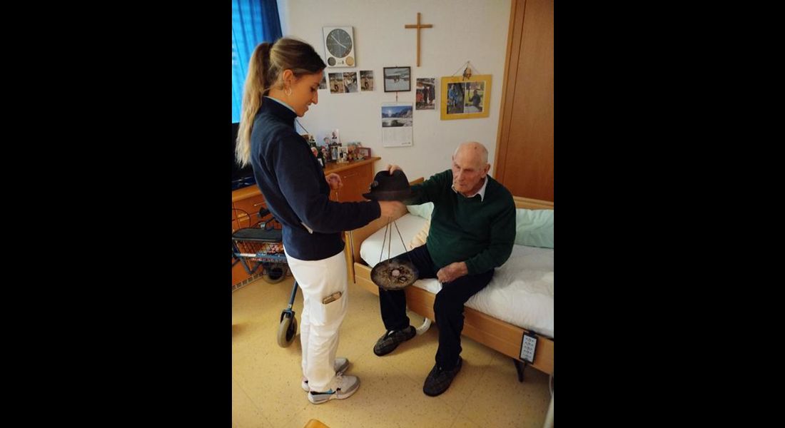 Eine Frau räuchert das Zimmer eines Bewohners