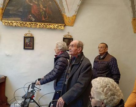 Die Teilnehmenden in einer Kirche