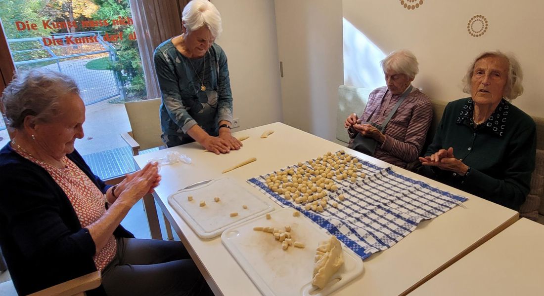 Frauen machen Töpfnudeln