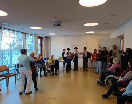 Zwei Personen tanzen zur Musik