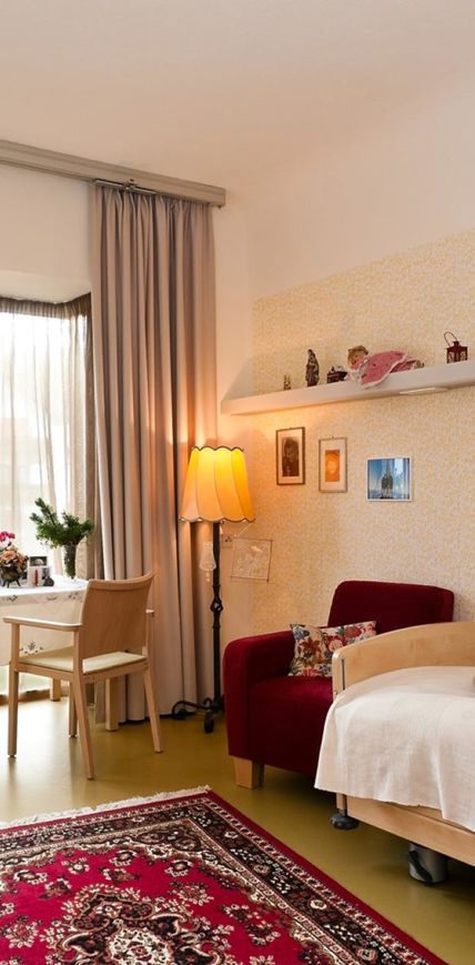 Ein gemütlich eingerichtetes Zimmer mit vielen persönlichen Gegenständen