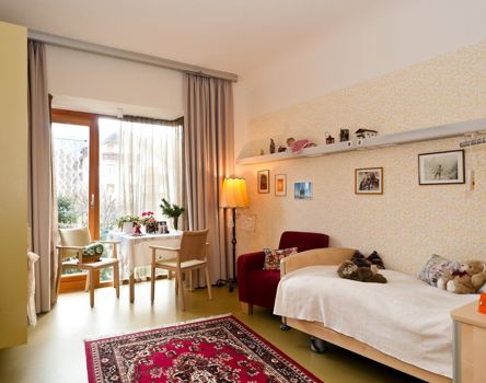 Ein gemütlich eingerichtetes Zimmer mit vielen persönlichen Gegenständen