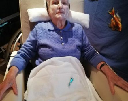 Una donna riceve un trattamento facciale