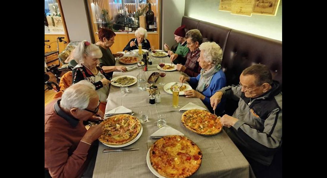 Die Teilnehmenden beim Pizza Essen