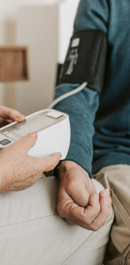 Un'infermiera controlla la pressione sanguinea di un ospite