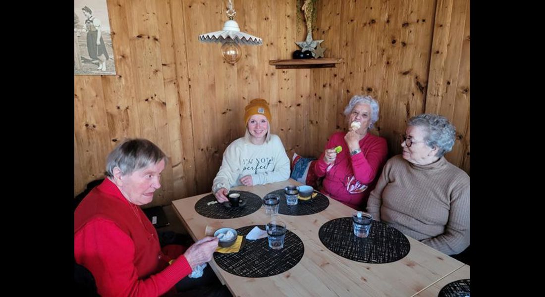Die Teilnehmenden essen Eis zum Nachtisch