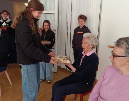 Die Jungschützen übergeben ein Geschenk