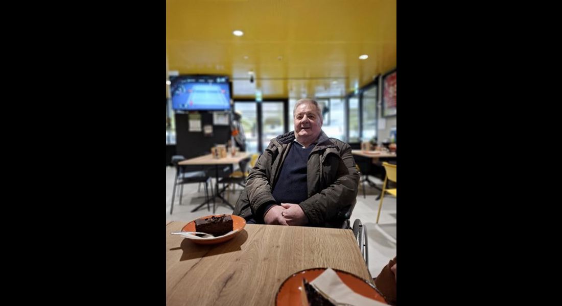 Un uomo anziano al bar