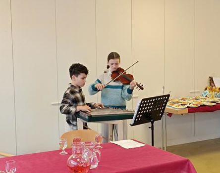 Zwei Kinder spielen Instrumente